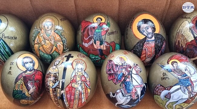 Икони, рисувани върху щраусови яйца, създава художничка от Кърджали
