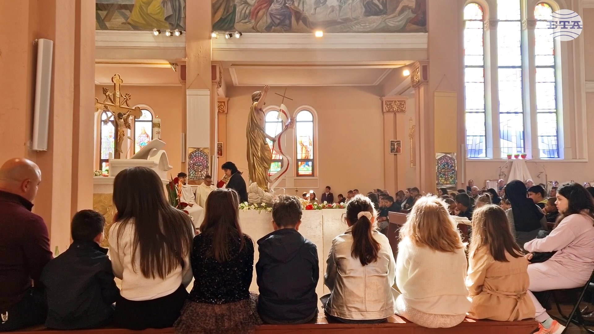 Енорийският храм „Пресвето сърце Исусово" в Раковски събра стотици на Великден