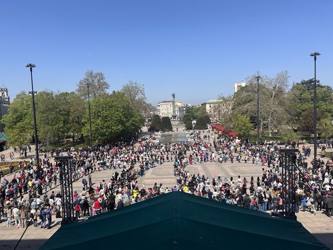 Традиционното Великденско хоро събра стотици русенци на площада пред Община Русе