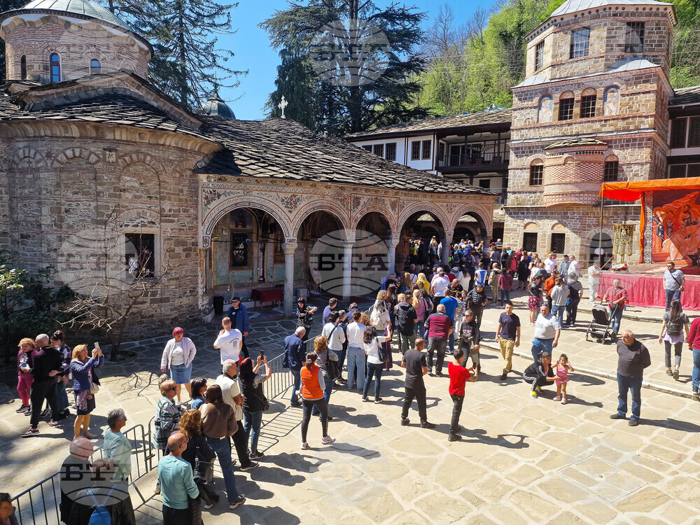 Троянски манастир - празнична литургия - Великден