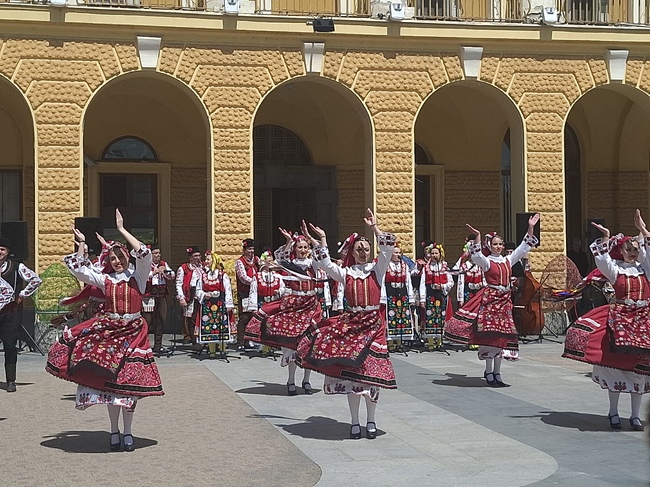 Великденското веселие в Сливен събра десетки жители и гости на града