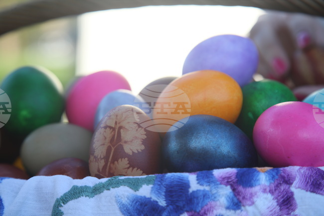 Ученици от Българското неделно училище във Василевка в Украйна отбелязаха Великден с боядисване на яйца и творчески занимания