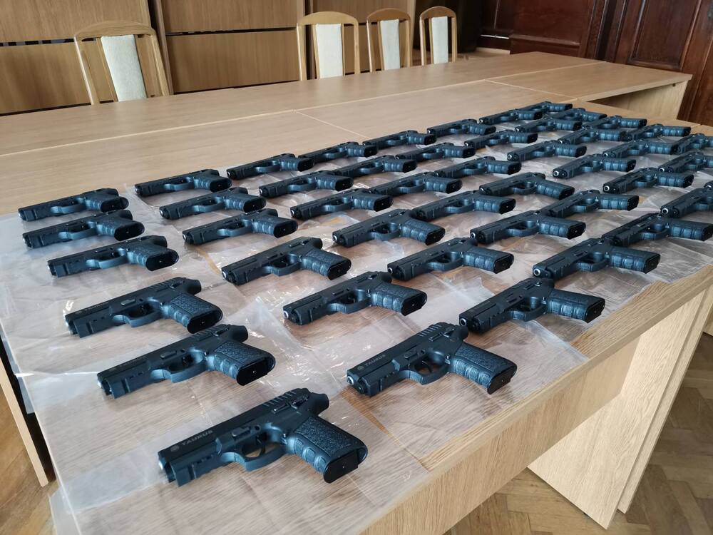 Районна прокуратура – Кърджали извършва разследване по досъдебно производство за държане на 49 пистолета, двама са задържани 