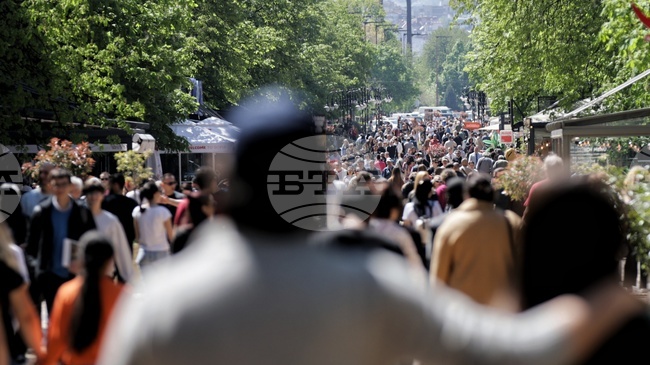 Навлизането на много английски думи в речта и промяната на българския език коментираха студентка и преподавател по езикова култура