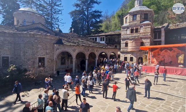 Празнично богослужение за Второ Възкресение Христово се отслужи в Троянския манастир