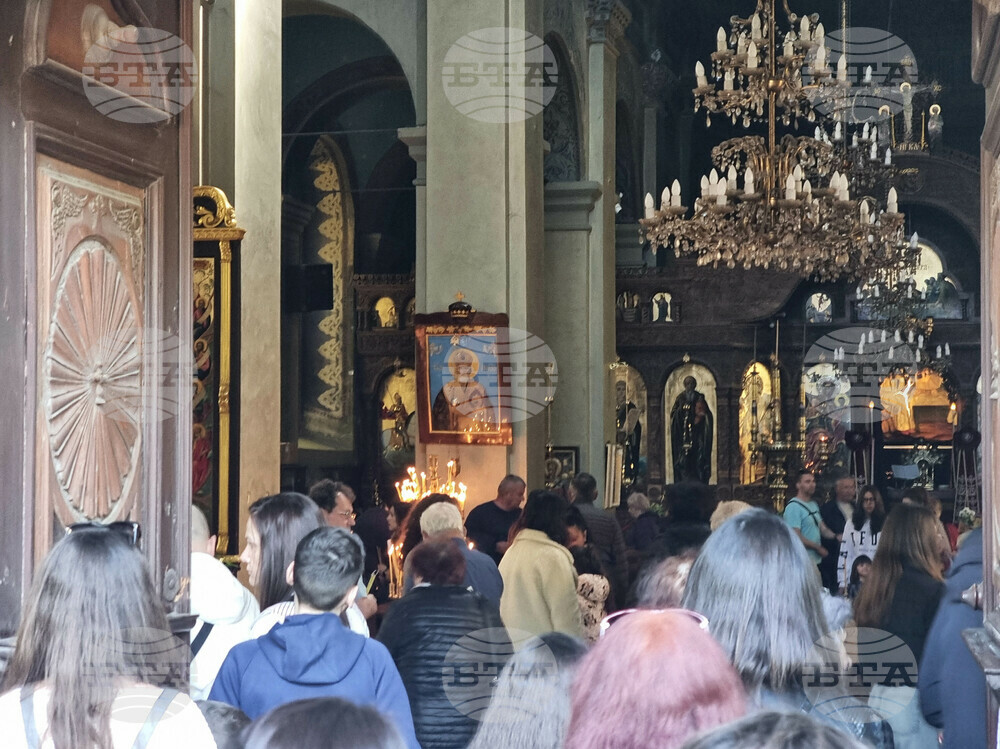 Ямбол - храм „Св. Николай Чудотворец" - богослужение „Второ Възкресение"