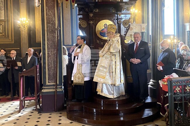 Стотици хора присъстваха на празничното богослужение за Второ Възкресение в българската църква "Свети Стефан" в Истанбул
