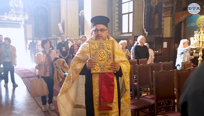 В неделя на Възкресение Христово миряни през целия ден изпълват катедралния храм „Св. Николай Чудотворец“ в Ямбол