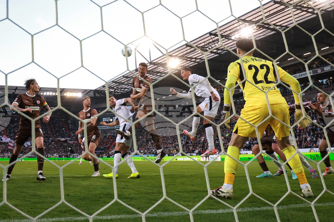 Байер Леверкузен остава на осем точки зад Байерн Мюнхен след равенство със Санкт Паули в шампионата на Германия