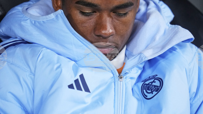 Олимпик Лион ще плаща половината от заплатата на Ендрик