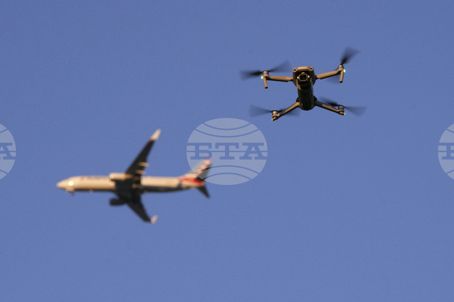 Въздушният трафик на летището в Гьотеборг бе спрян, след като бе забелязан дрон