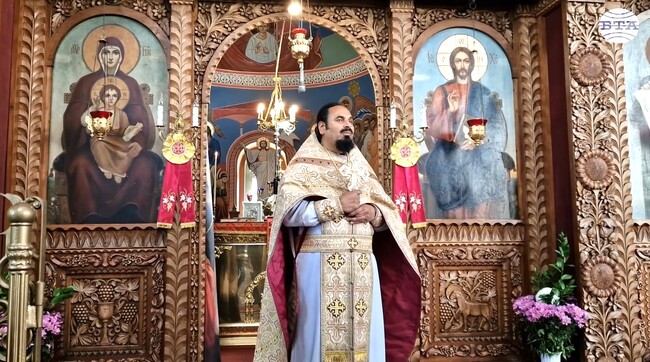 Десетки вярващи влязоха в шуменския православен храм "Свети три светители" във втория ден на Великден