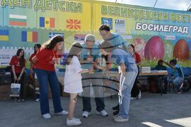 Сърбия - Босилеград - борба с великденски яйца - деца