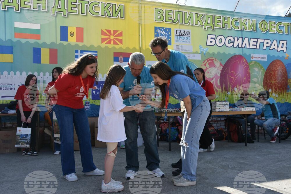 Сърбия - Босилеград - борба с великденски яйца - деца