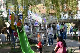 Сърбия - Босилеград - борба с великденски яйца - деца