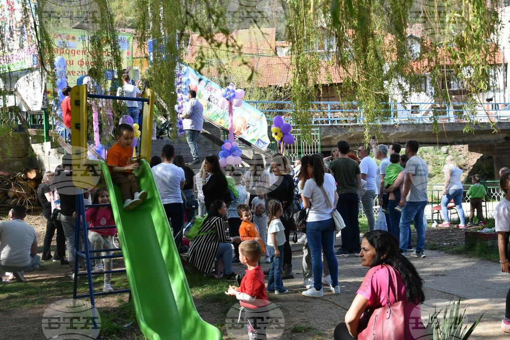 Сърбия - Босилеград - борба с великденски яйца - деца