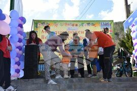 Сърбия - Босилеград - борба с великденски яйца - деца