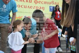 Сърбия - Босилеград - борба с великденски яйца - деца