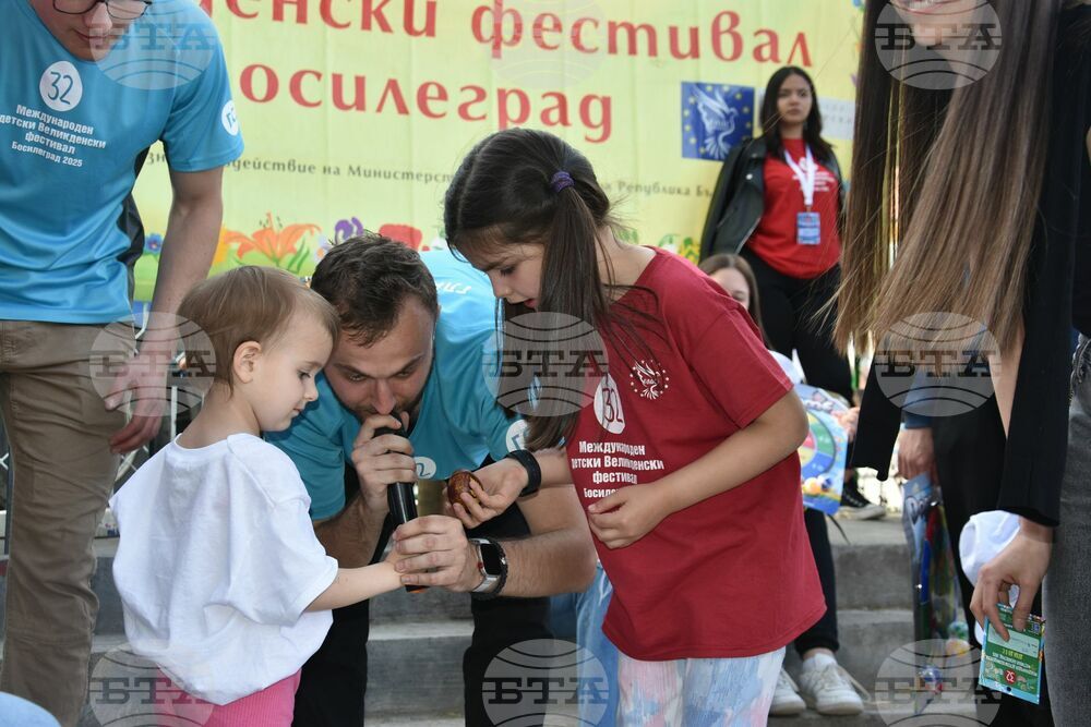 Сърбия - Босилеград - борба с великденски яйца - деца