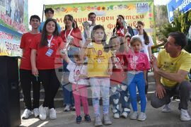 Сърбия - Босилеград - борба с великденски яйца - деца