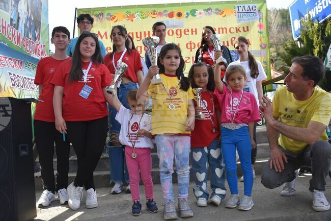 Анастасия Илич спечели борбата с великденски яйца за най-малките на Великденския фестивал в Босилеград