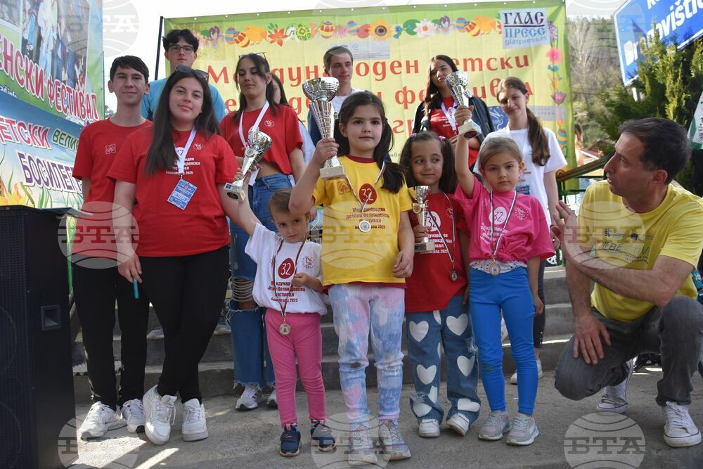 Сърбия - Босилеград - борба с великденски яйца - деца