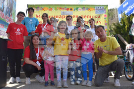 Сърбия - Босилеград - борба с великденски яйца - деца