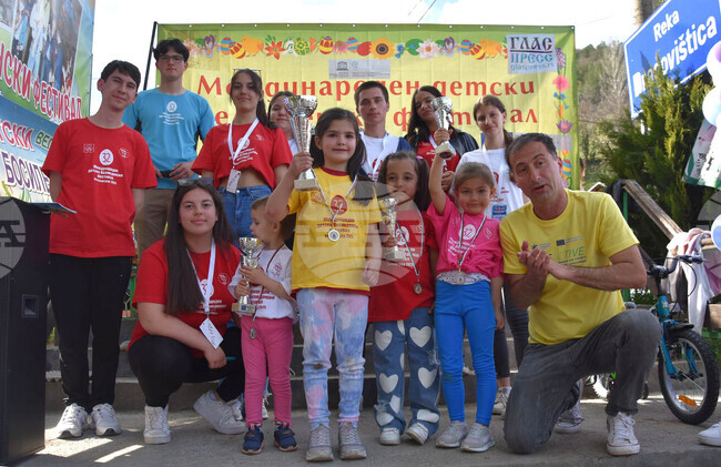 Сърбия - Босилеград - борба с великденски яйца - деца