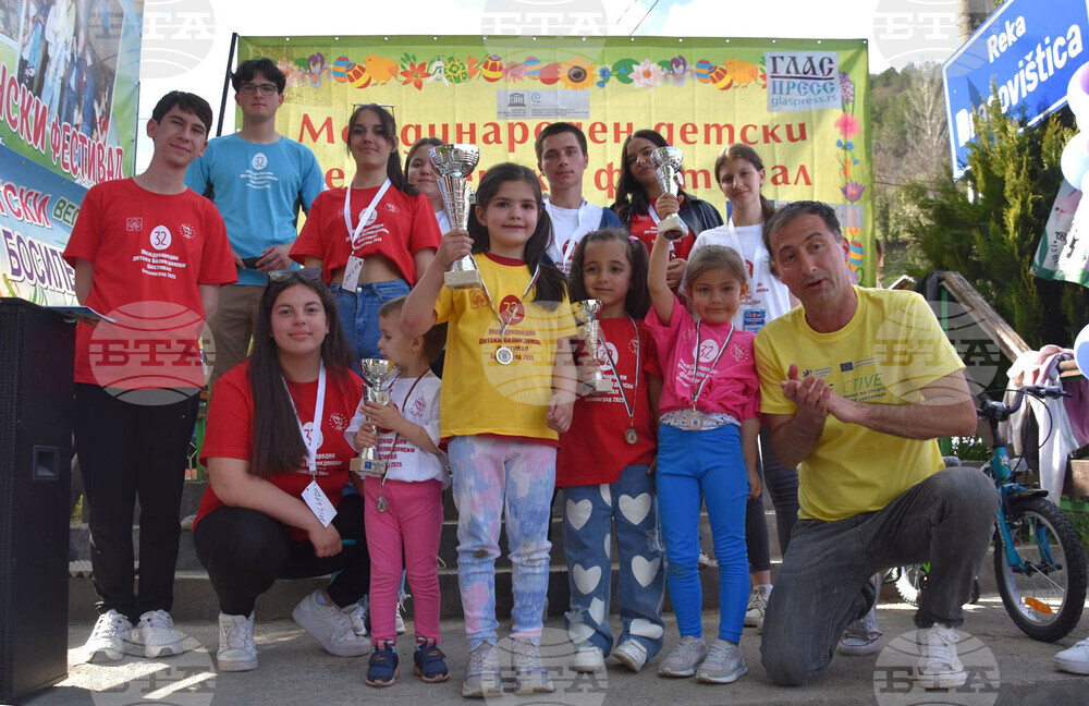 Сърбия - Босилеград - борба с великденски яйца - деца