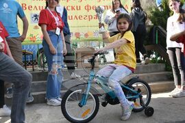 Сърбия - Босилеград - борба с великденски яйца - деца