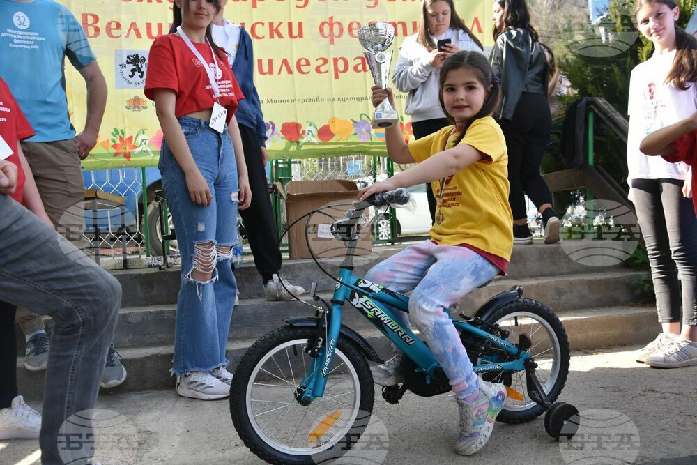 Сърбия - Босилеград - борба с великденски яйца - деца