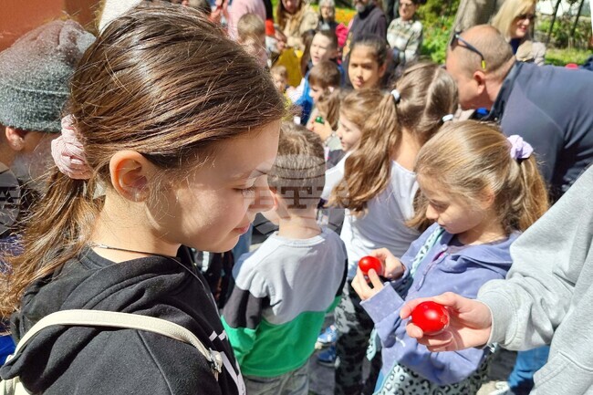 Деца и родители участваха в турнир по борба с великденски яйца във Варна
