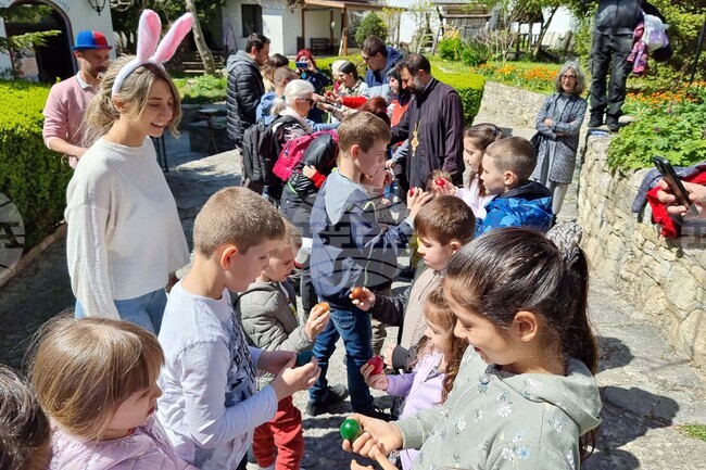 Варна - храм „Св. Архангел Михаил“ - борба с великденски яйца