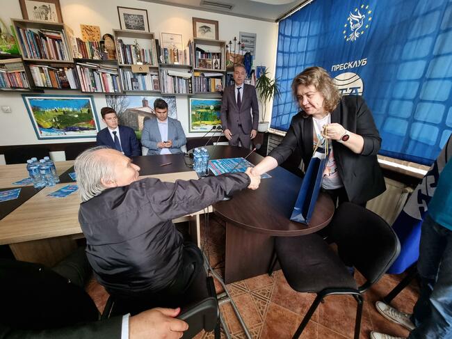 Бяхме фокусирани във вътрешнополитическите въпроси, затова не обръщахме внимание на въпросите на българите зад границата, каза в Босилеград Наталия Киселова