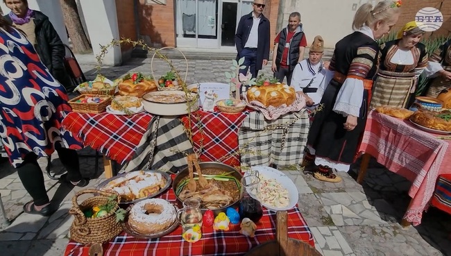 Тринадесето издание на регионалния конкурс „Червен, червен Великден" се проведе в радомирското село Извор