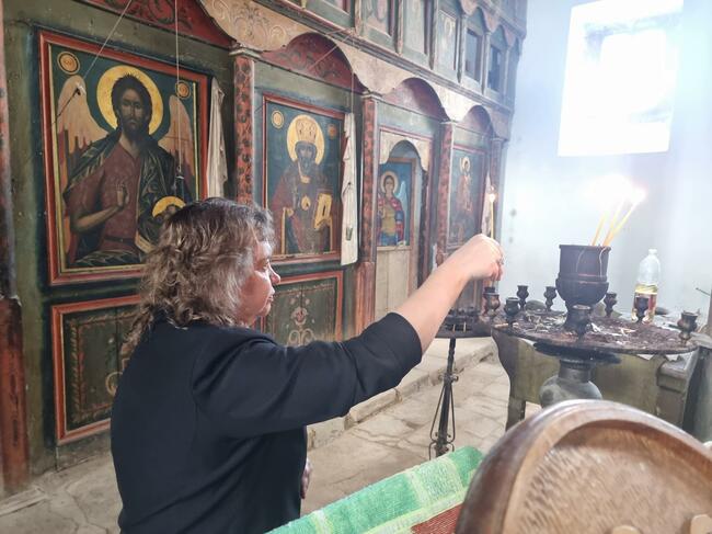 Наталия Киселова запали свещ в църквата "Св. Троица" в босилеградското село Извор