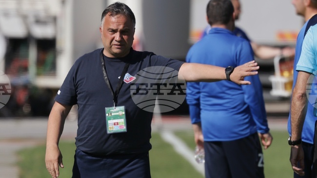 Левски трябва да спечели титлата, надява се треньорът на Хебър Николай Митов