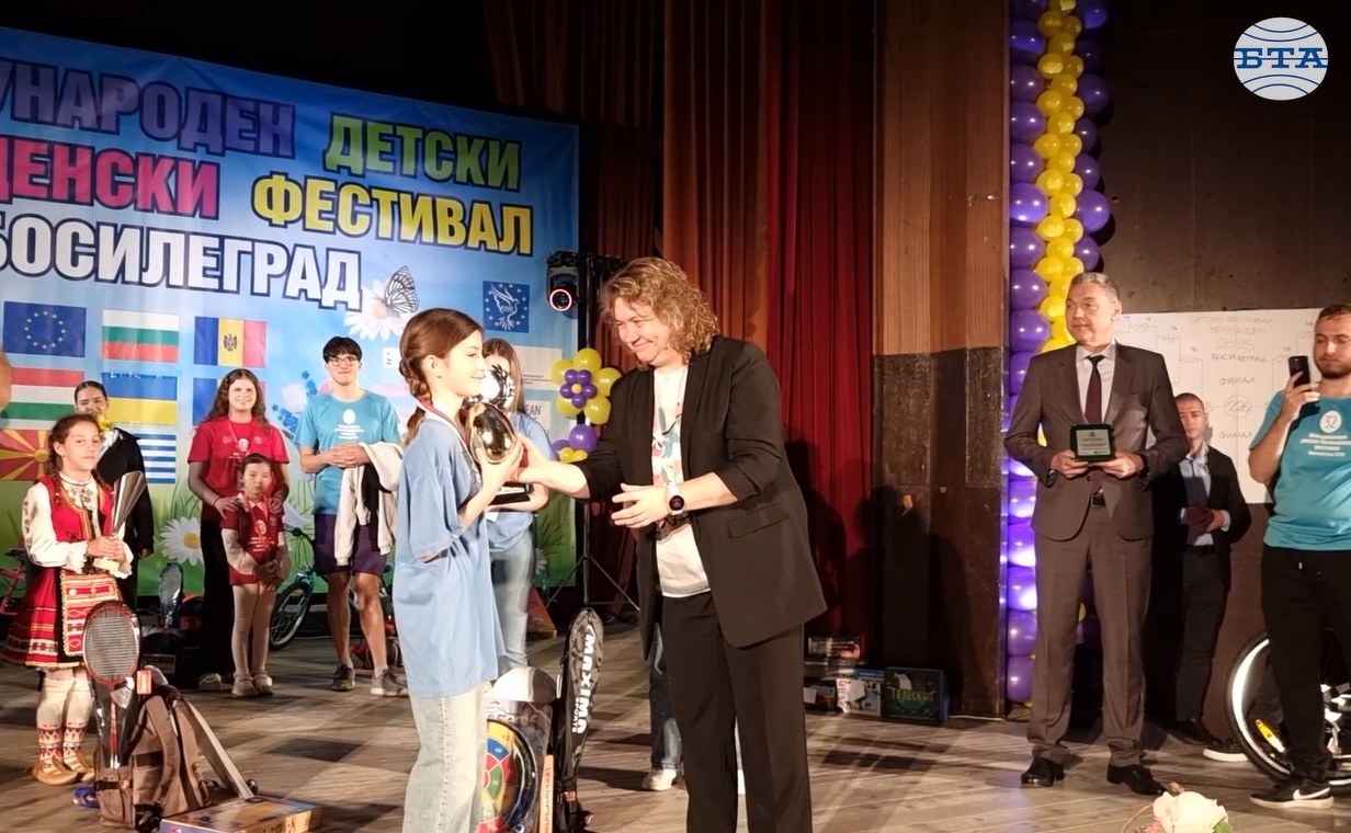 Наталия Киселова  връчи награди на Международния детски великденски фестивал в Босилеград Наталия Киселова  връчи награди на Международния детски великденски фестивал в Босилеград