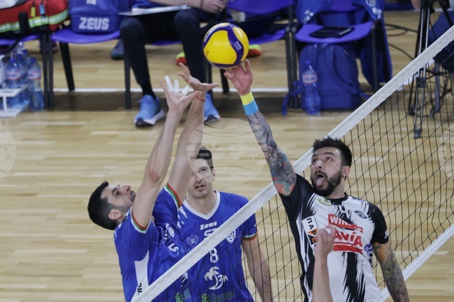 Украинският разпределител Дмитро Долгополов ще играе за Нефтохимик 2010