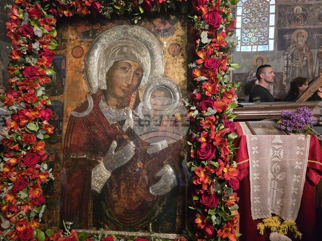 С празнична вечерня в Роженския манастир започва отбелязването на празника на чудотворната икона „Света Богородица – Вратарница“