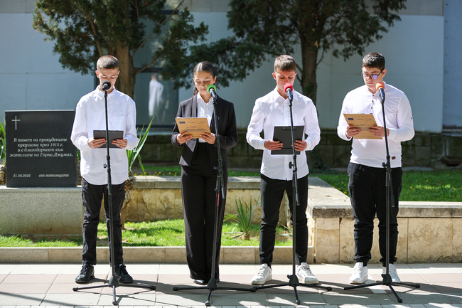 С полагане на цветя пред паметника на Георги Измирлиев – Македончето бяха отбелязани 174 години от рождението му в Благоевград