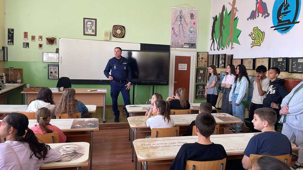 Полицаи обсъдиха правилата за пътна безопасност и употребата на наркотични вещества с ученици в с. Царев брод