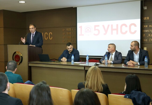 Защо е важно младите да знаят трудовите и осигурителни права, обясниха социалният министър и експерти пред студенти от УНСС