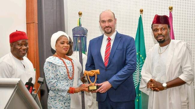 Българският посланик в Абуджа бе удостоен с почетен знак от парламента на Нигерия по повод приключването на мандата му