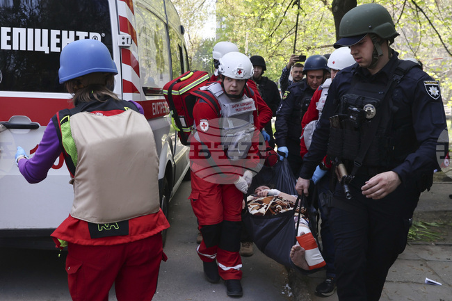 Жена загина при руска атака в украинския град Запорожие; ранени са 13 души, сред които две деца