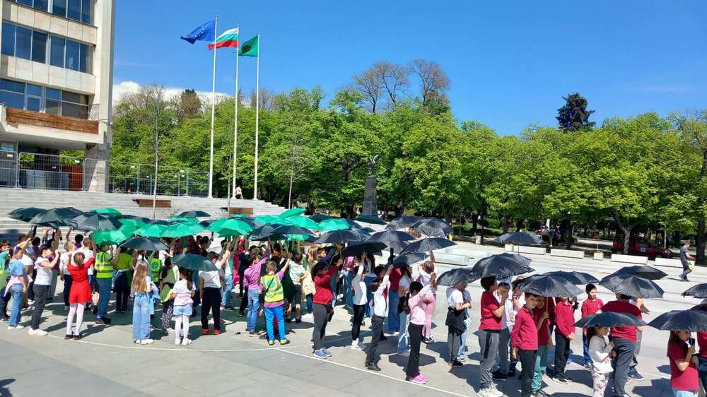 Над 100 деца с чадъри в различни зелени оттенъци изобразиха дърво във флашмоб пред Община Стара Загора