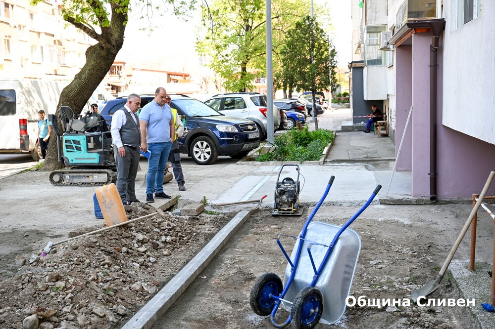 Продължават ремонтите на тротоарите в Сливен