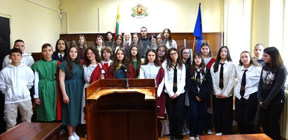 Районен съд – Разград: Сурово наказание от 20 години „лишаване от свобода“ при първоначален строг режим получи Креон в симулиран съдебен процес по „Антигона“ 