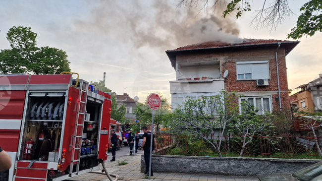 Три екипа на пожарната гасиха горящ покрив на триетажна къща в Пловдив