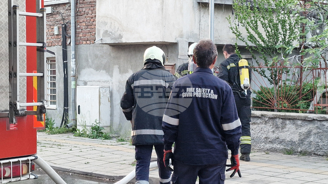 Един човек е загинал, а двама са пострадали при пожари в страната през последното денонощие, съобщиха от пожарната 